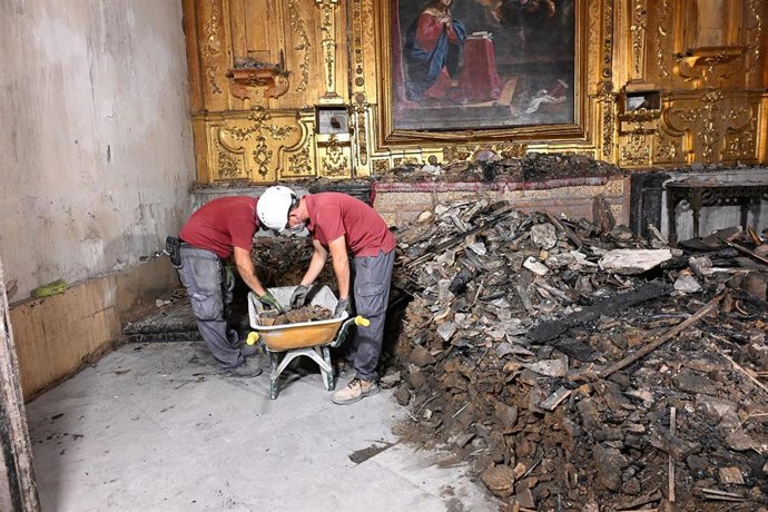 Archivo - Imagen de archivo de los primeros trabajos de emergencia tras el incendio que afectó a parte de la Mezquita-Catedral de Córdoba el 8 de agosto de 2025.