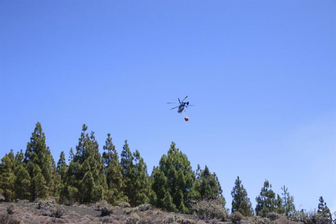 Archivo - Imágenes de los servicios de emergencias y los bomberos de Gran Canaria luchando por apagar el incendio declarado en Artenara, Gran Canaria.