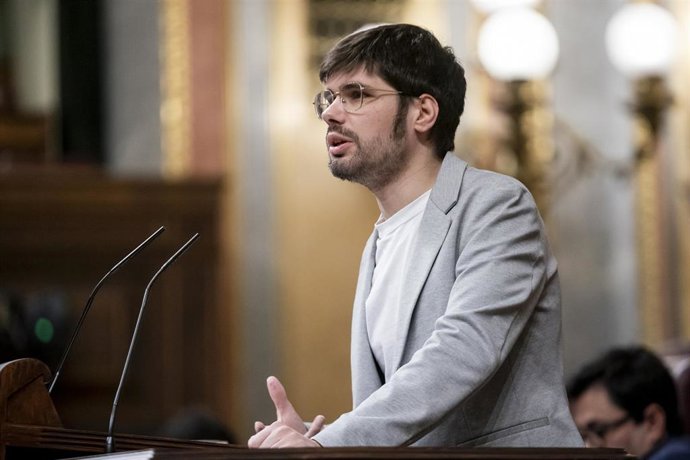 Archivo - El diputado de Sumar, Lander Martínez Hierro, interviene durante una sesión plenaria en el Congreso de los Diputados