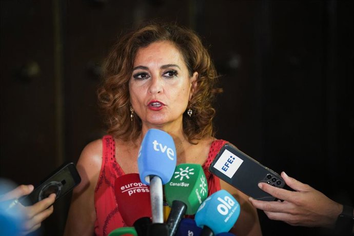 Archivo - La secretaria general del PSOE-A y portavoz del Grupo Socialista, María Jesús Montero, atiende a los medios. Imagen de archivo.