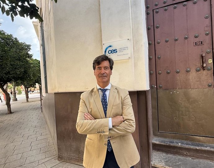 El presidente de la CES, Miguel Rus, en la puerta de la sede del organismo