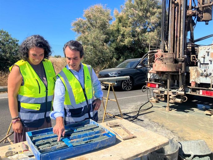 El consejero de Fomento y Movilidad, Mario Muñoz-Atanet, visita los sondeos geotécnicos para acometer la mejora integral de la carretera entre Jerez de la Frontera y Sanlúcar de Barrameda (A-480).