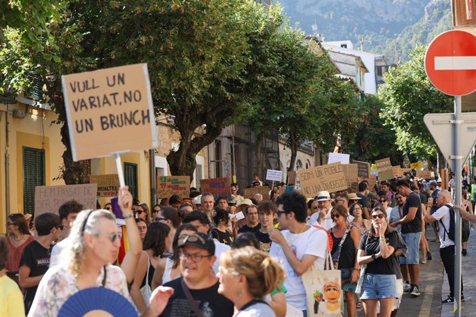 Cientos de personas protestan en Sóller contra la turistificación.