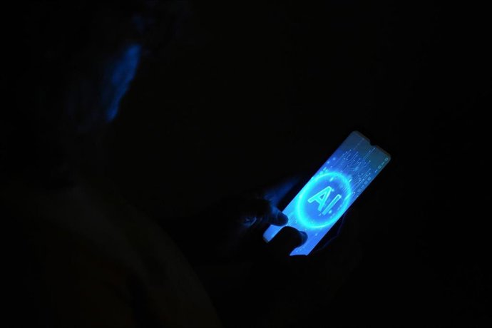Archivo - Un móvil con las siglas AI de Artificial Intelligence (Inteligencia Artificial).