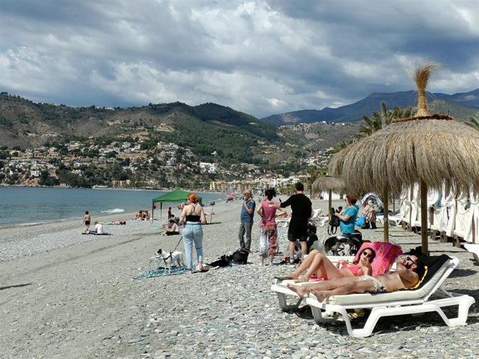 Archivo - Turistas en la playa de La Herradura, en imagen de archivo.