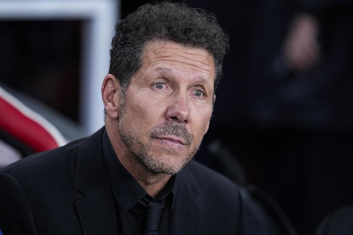 Archivo - Arquivo - Diego Simeone, técnico do Atlético de Madrid, observa a partida de volta das semifinais da Liga dos Campeões da UEFA 2025/26 entre o Arsenal FC e o Atlético de Madrid, no Emirates Stadium, em 5 de maio de 2026, em Londres, Inglaterra.