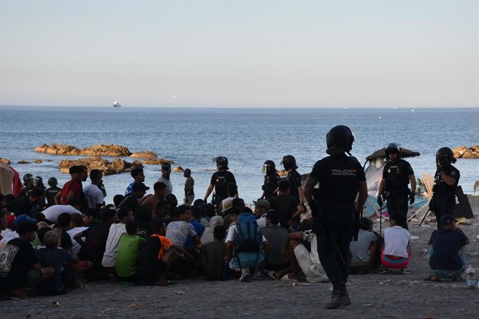 Cientos de personas migrantes reciben atención sanitaria en Ceuta.