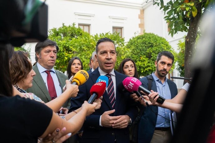 El vicepresidente de la Junta y presidente del Grupo Parlamentario Vox en Extremadura, Óscar Fernández Calle, atiende a los medios.
