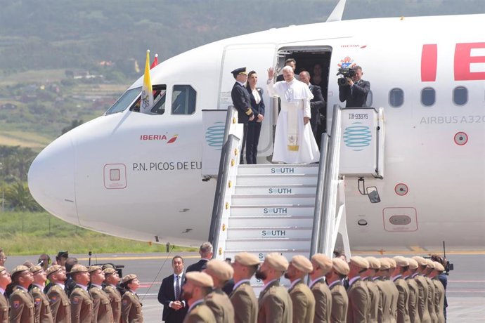 Archivo - El Rey Felipe VI y el Papa León XIV durante la celebración de la ceremonia oficial de despedida al Papa León XIV, en el Aeropuerto Internacional de Tenerife Norte-Los Rodeos, a 12 de junio de 2026, en San Cristóbal de La Laguna, Santa Cruz de Te