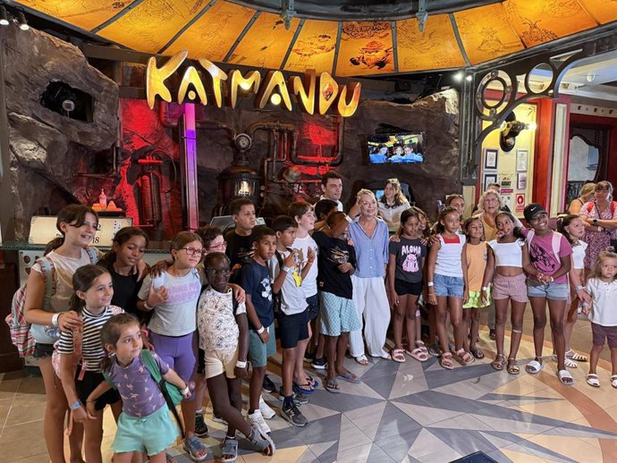 Los niños saharauis del programa Vacances en Pau disfrutan de una jornada lúdica en Katmandú Park.
