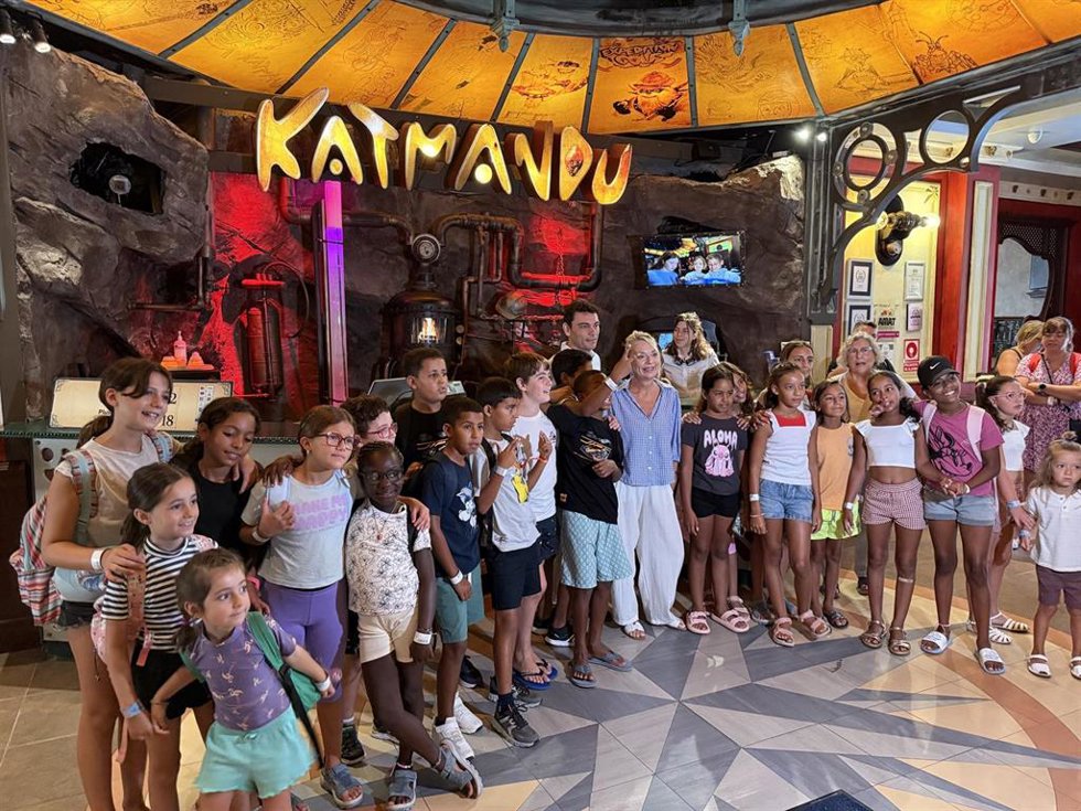 Los niños saharauis del programa Vacances en Pau disfrutan de una jornada lúdica en Katmandú Park.