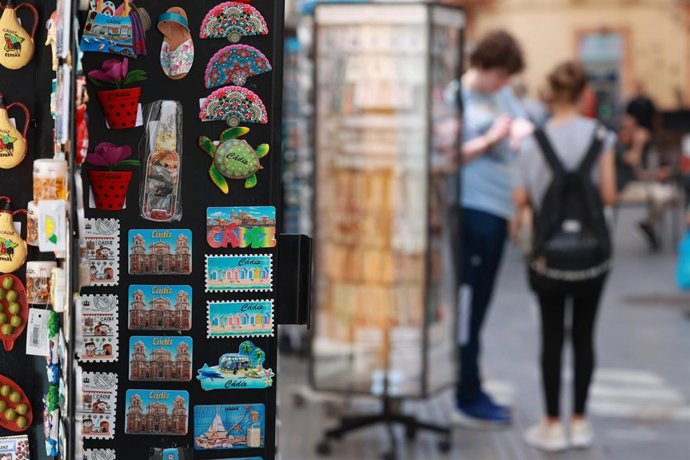 Archivo - Imagen turísticos en una tienda de Cádiz.