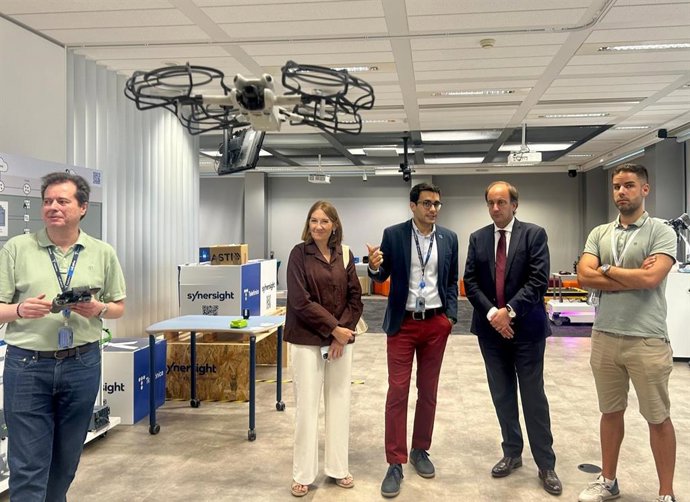 El consejero de Agricultura, Ganadería, Medio Rural y Política Ambiental, Joaquín Antonio Pino, visita La Cabina, el espacio de inspiración tecnológica de Telefónica