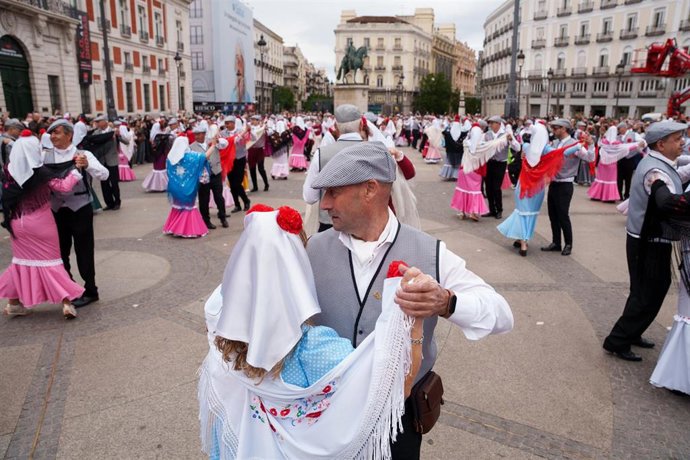 Archivo - Decenas de personas durante la quinta edición del pasacalles castizo ‘Bailando por Madrid’ por las Fiestas de San Isidro, en la Plaza Mayor de Madrid, a 15 de mayo de 2026, en Madrid (España). La iniciativa, organizada por la Academia de Bailes 