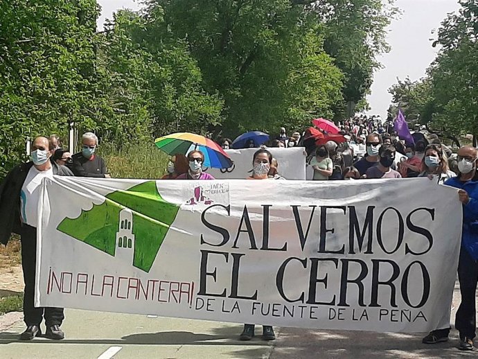 Archivo - Protesta contra la reactivación de la actividad en la cantera de La Quebrada/Archivo