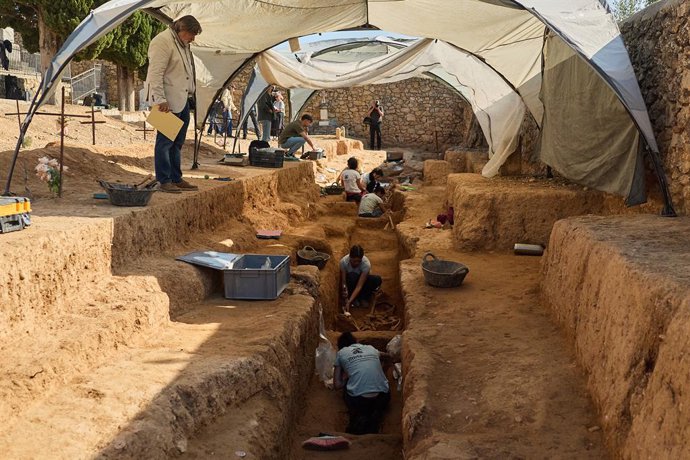 Arqueòlegs treballant en una fossa de la Bisbal de Montsant (Tarragona).