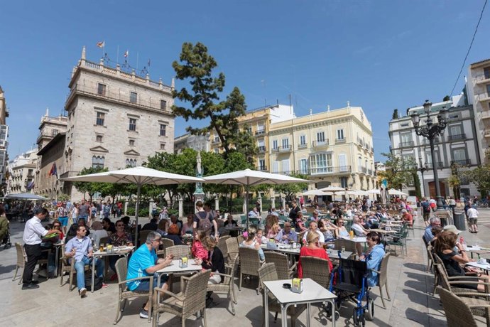 Turistas en la plaza de la Virgen de València
