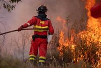 El incendio de Niebla (Huelva) supera las 4.000 hectáreas ante la dificultad por los cambios de viento