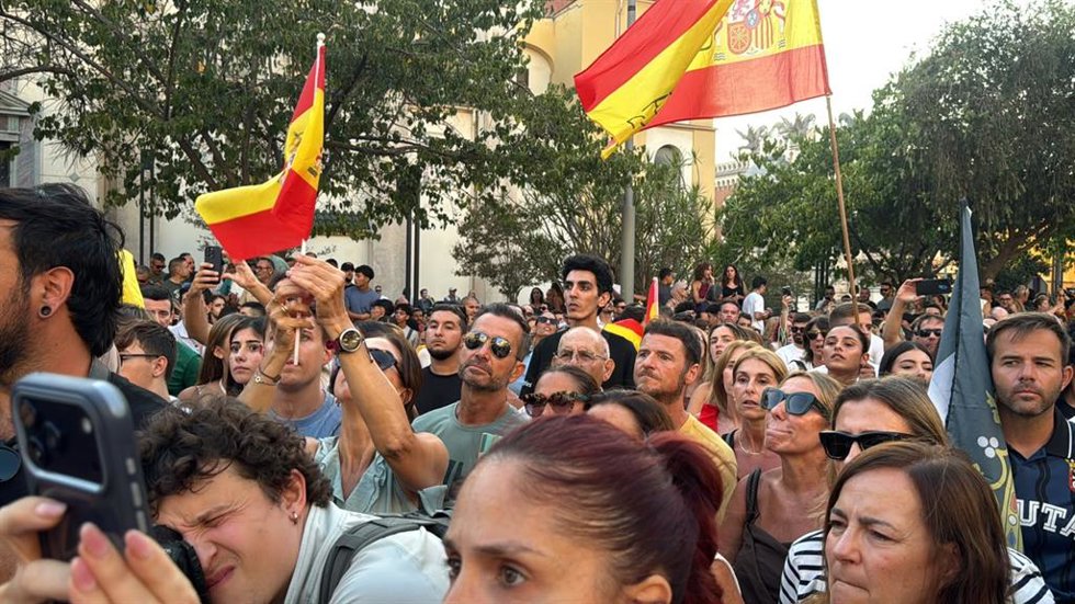 Decenas de personas en una concentración, a 2 de agosto de 2026, en Ceuta (España).