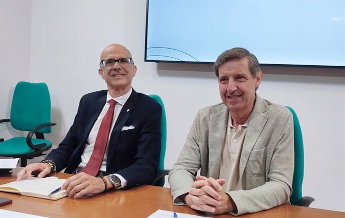 Archivo - El portavoz del PSOE de Oviedo Carlos Fernández Llaneza y el concejal Jorge García Monsalve.