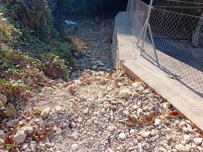 Vertido de escombros en camino des Pou d'en Batlet, en Marratxí.
