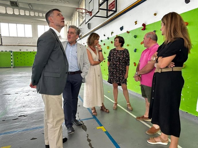 El consejero Martínez Abad visita el pabellón del IES Montesclaros de Reinosa
