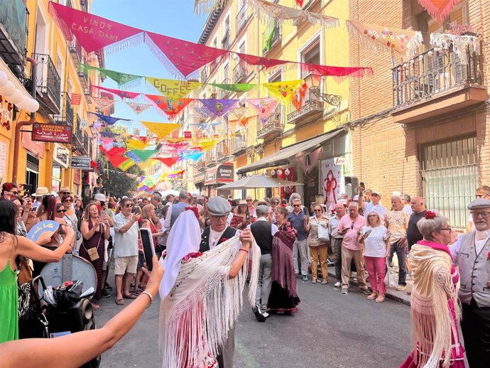 Archivo - Los madrileños se encomiendan a La Paloma para protegerse del calor: las calles ya están llenas de chotis y limonada