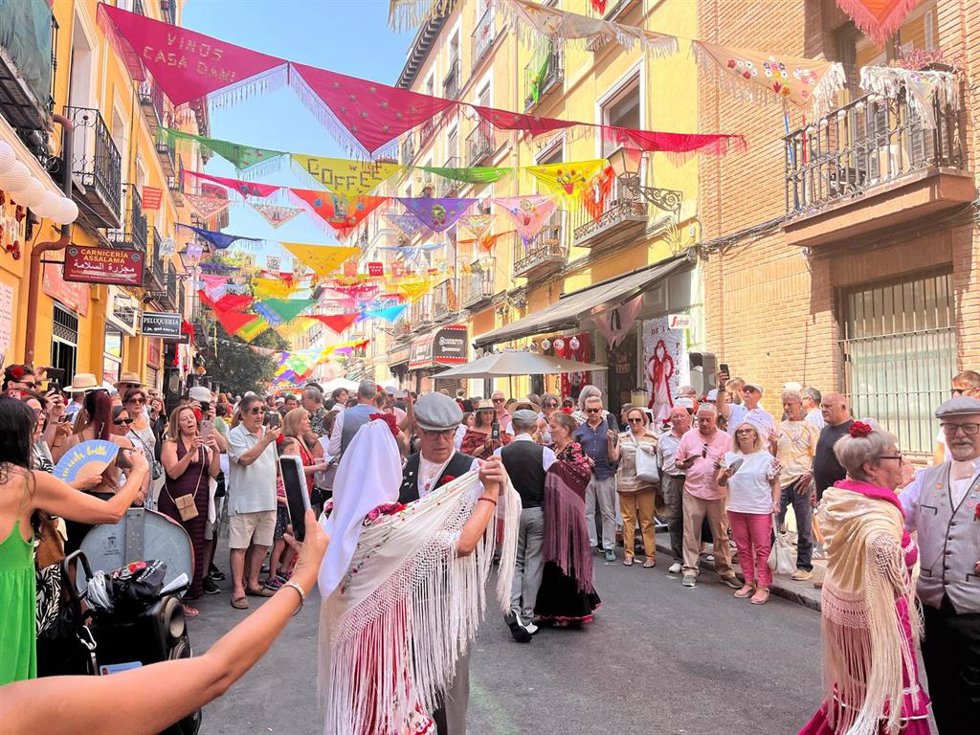 Archivo - Los madrileños se encomiendan a La Paloma para protegerse del calor: las calles ya están llenas de chotis y limonada