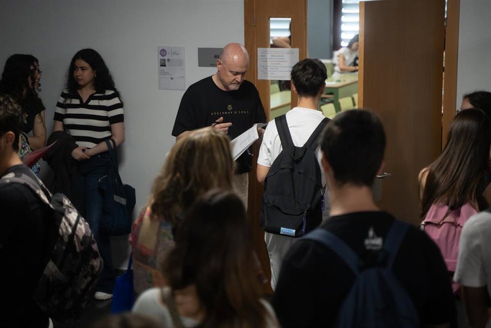 Archivo - Varios alumnos son nombrados para realizar el primer examen de la primera jornada de selectividad 2025 en Valencia