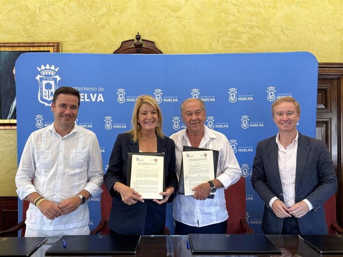 La alcaldesa de Huelva, Pilar Miranda, junto a miembros del Consejo de Hermandades y Cofradías de Huelva.