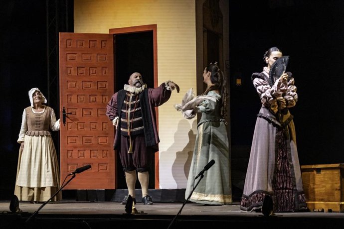 Representación de 'Casa con dos puertas, mala es de guardar' en la 40º edición del Festival de Teatro Clásico de Alcántara.