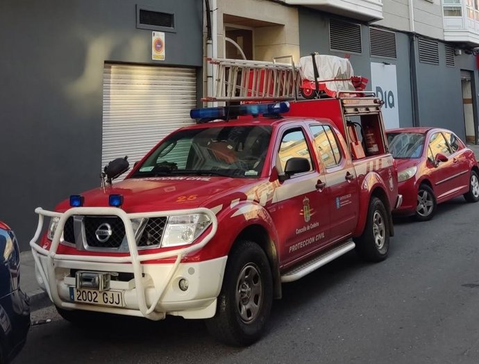 Coche de Protección Civil de Cedeira (A Coruña) en el incendio en la cocina de una vivienda, a 8 de agosto de 2026.