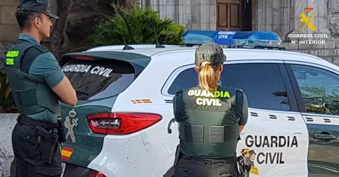 Archivo - Imagen de recurso de dos agentes de la Guardia Civil