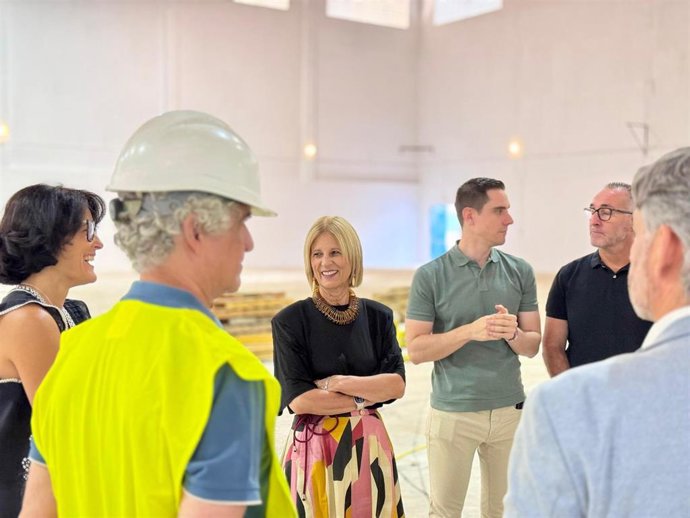 La alcaldesa de Jerez, María José García-Pelayo, visita las obras del polideportivo Kiko Narváez.