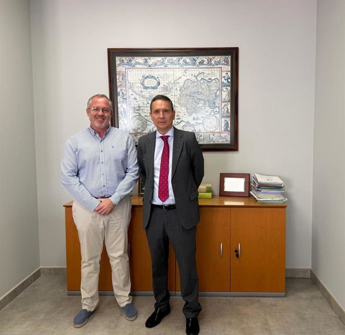 El viceconsejero de Planificación Estratégica, José Antonio Carrillo y el decano de este Colegio, Luis Mayorga Alcázar.