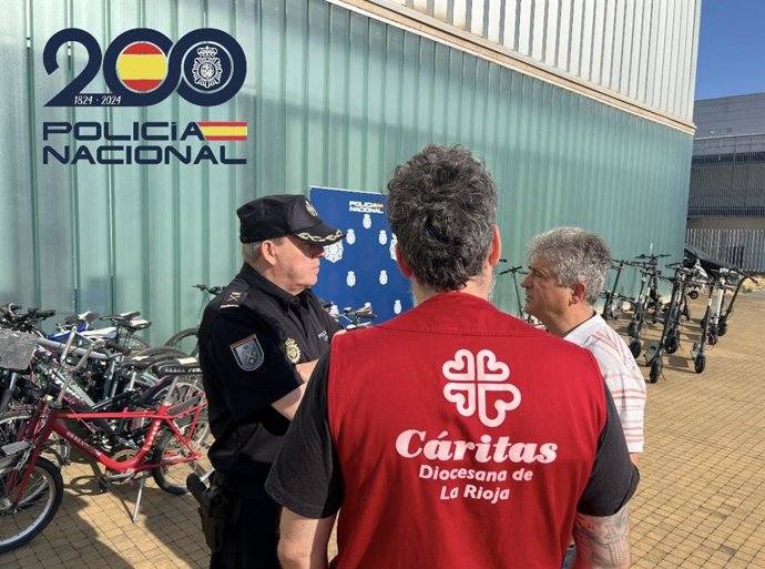 La Policía Nacional dona a Cáritas La Rioja más de una treintena de bicicletas y patinetes eléctricos