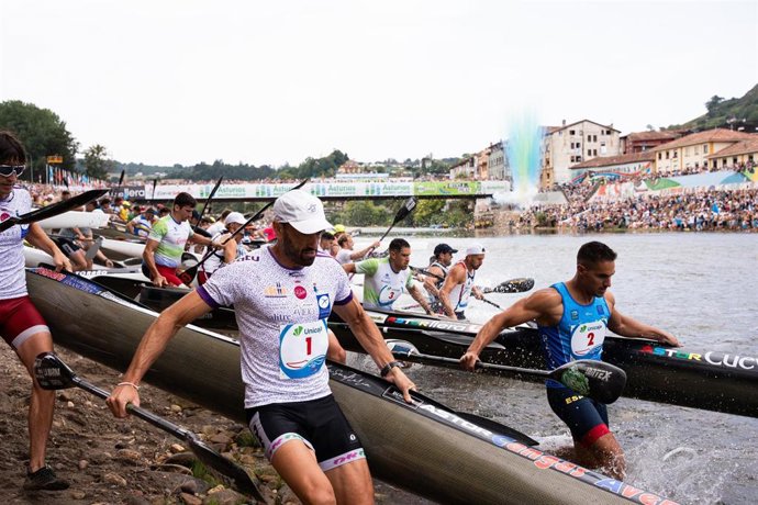 Los piragüistas Walter Bouzán y Alberto Llera acceden al río Sella para participar en el 88º Descenso Internacional del Sella.