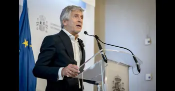 Marlaska comunica a la UE el restablecimiento de controles fronterizos en conexiones aéreas y marítimas con Italia