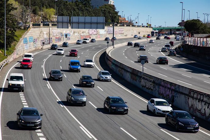 Archivo - Decenas de vehículos durante la operación salida por las vacaciones de Semana Santa, en la A-6, a 27 de marzo de 2026, en Madrid (España). La Dirección General de Tráfico ha activado un dispositivo especial de regulación, vigilancia y asistencia
