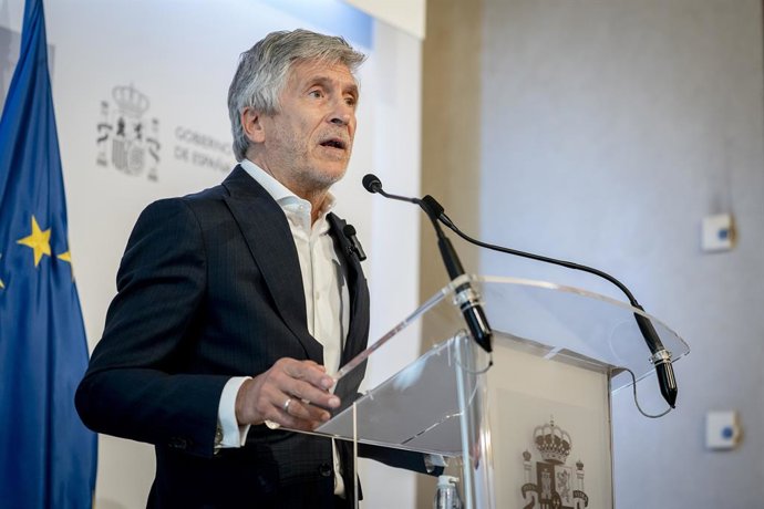 O ministro do Interior, Fernando Grande-Marlaska, faz uma declaração após a reunião do conselho extraordinário dos ministros do Interior da UE sobre a crise em Ceuta, na sede do Ministério do Interior, em 4 de agosto de 2026, em Madri (Espanha).