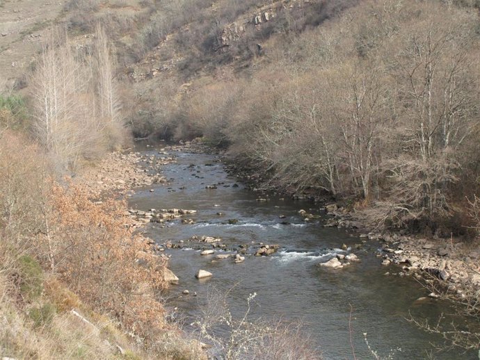 Archivo - Un tramo del Ebro en Cantabria.-ARCHIVO