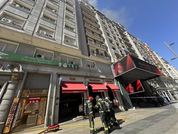 Un incendio en un restaurante obliga a cortar la Gran Vía entre San Bernardo y Plaza de España