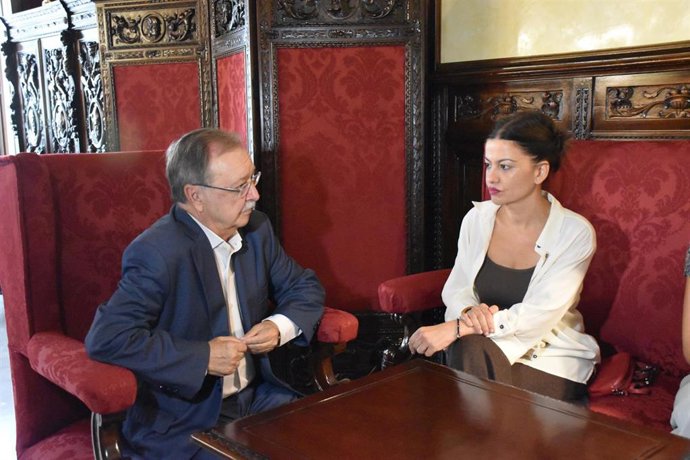 La ministra de Juventud e Infancia, Sira Rego (d), mantiene una reunión con el presidente de la Ciudad Autónoma de Ceuta, Juan Jesús Vivas (i), en la sede del Ayuntamiento de la ciudad autónoma, a 8 de agosto de 2026, en Ceuta (España).