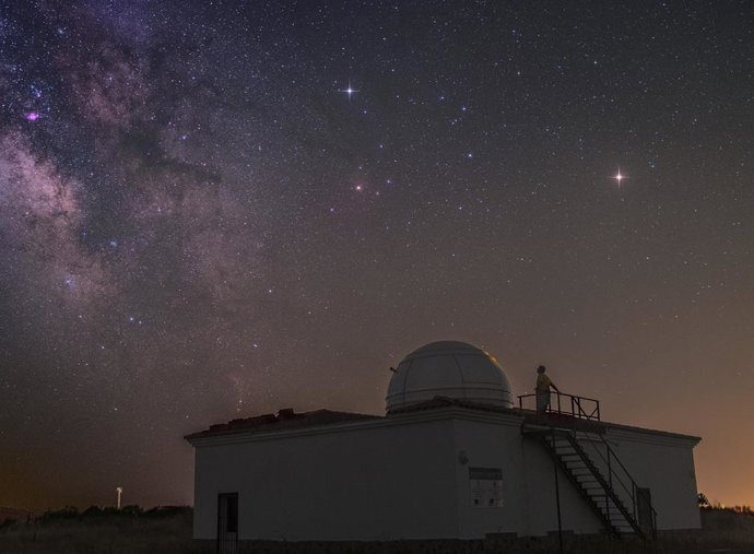 Archivo - Observación de estrellas en Extremadura.