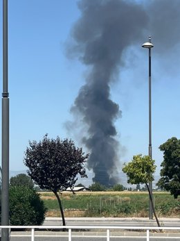 Gran columna de humo a consecuencia de un incendio en el camino de Ambroz en una nave de chatarra.
