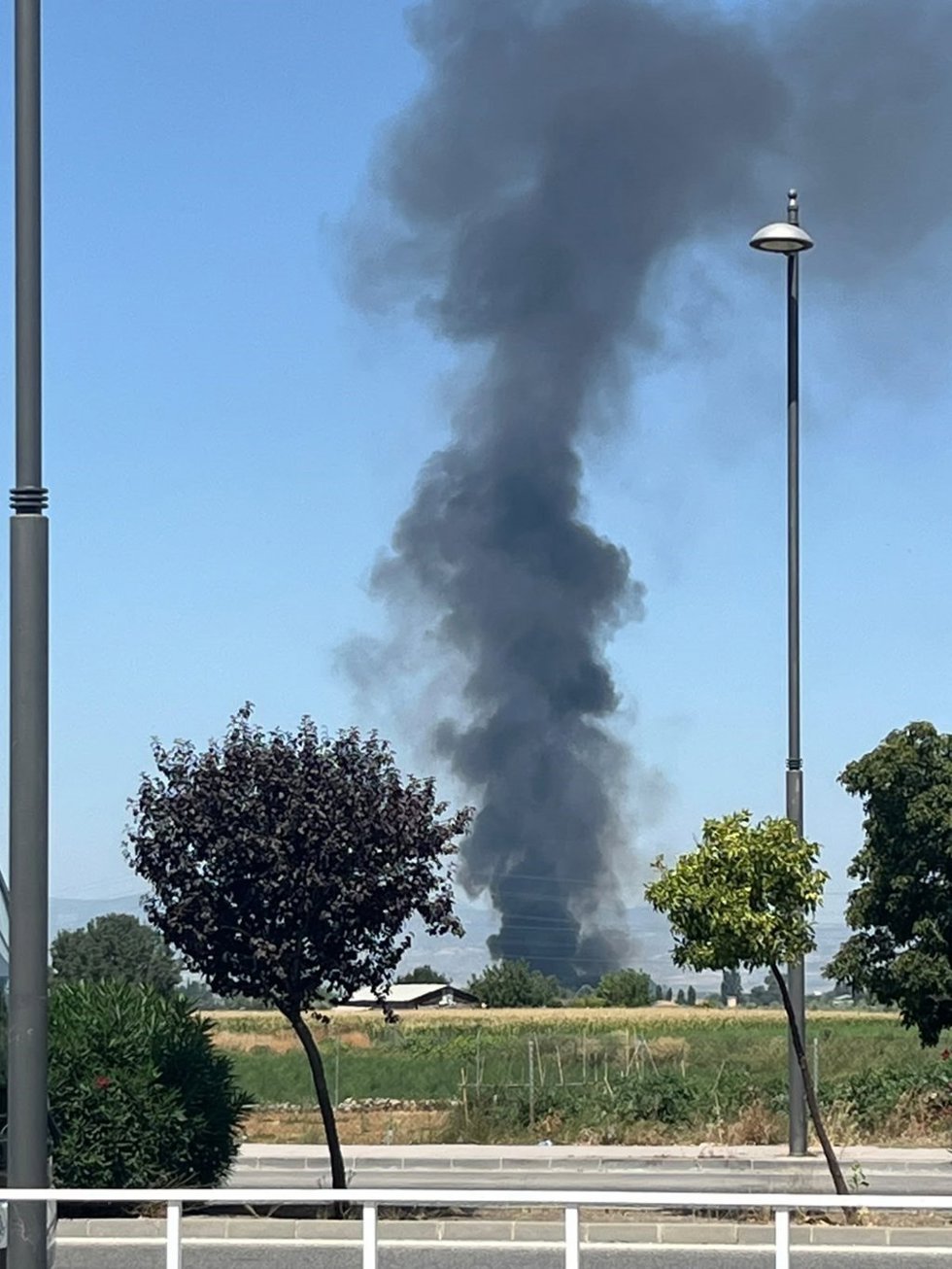 Gran columna de humo a consecuencia de un incendio en el camino de Ambroz en una nave de chatarra.