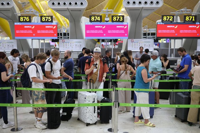 Passageiros no aeroporto Adolfo Suárez Madrid-Barajas durante a segunda onda de viagens de verão, em 17 de julho de 2026, em Madri (Espanha).