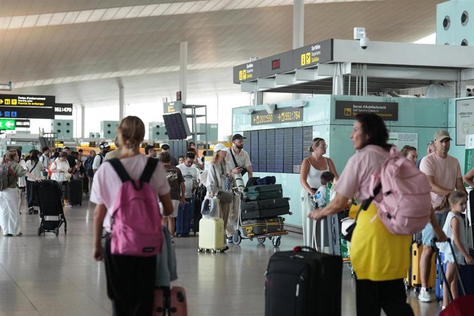 Decenas de personas en colas ocasionadas por la huelga de trabajadores de  handling, en el Aeropuerto Josep Tarradellas Barcelona-El Prat, a 4 de agosto de 2026 en Barcelona, Catalunya (España). El sindicato CGT ha convocado una huelga indefinida en la em