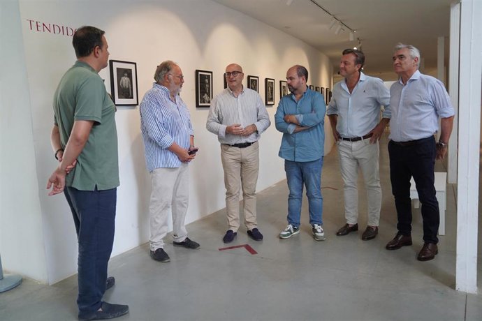El vicepresidente de Cultura de la Diputación, Manuel López Mestanza, ha asistido a la inauguración de esta exposición y ha señalado que la mirada de este artista "nos demuestra que la fotografía no consiste únicamente en apretar un disparador"