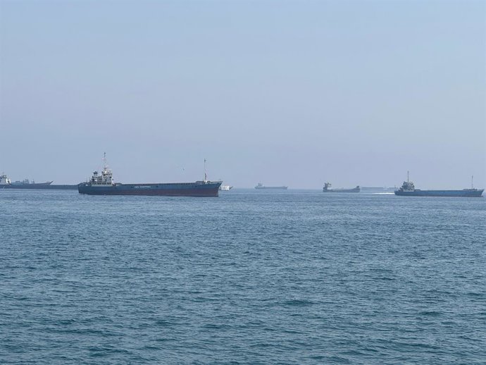 Archivo - KHASAB, May 29, 2026  -- This photo taken with a mobile phone shows merchant vessels stranded in the waters of the Strait of Hormuz, near Khasab, a small town in northern Oman, May 29, 2026.,Image: 1106562679, License: Rights-managed, Restrictio